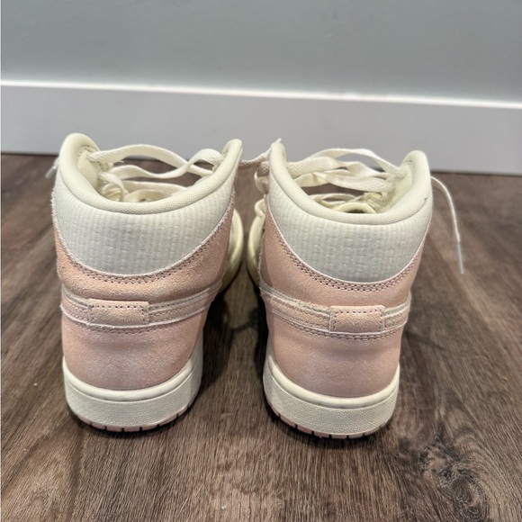 WMNS AIR JORDAN 1 MID SE - Size 7 - UK 4.5 - Picture 6 of 11